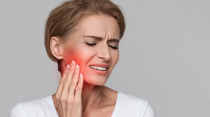 Mujer con dolor de muela ¿La endodoncia en Bogotá duele?